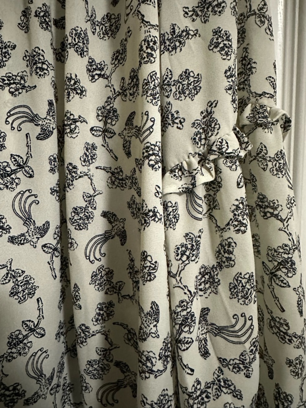 Max Studio Ruffle Sleeve Off-Shoulder Floral Peasant Blouse in Ivory & Black L - Picture 5 of 7
